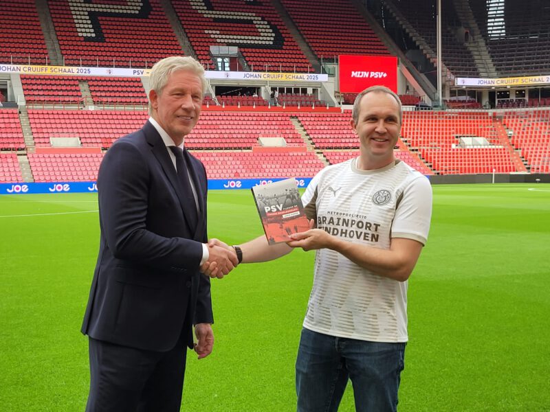 Boek uitreiken aan Marcel Brands bij PSV